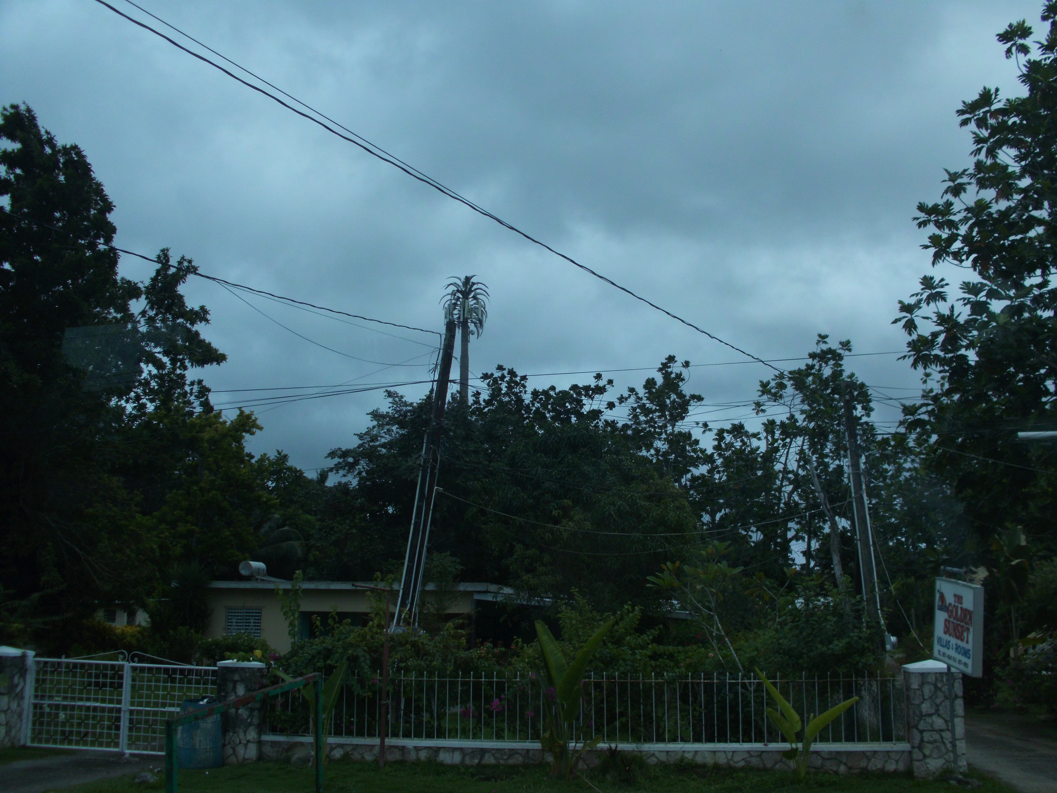 Telefonmast auf Jamaica nähe Negril