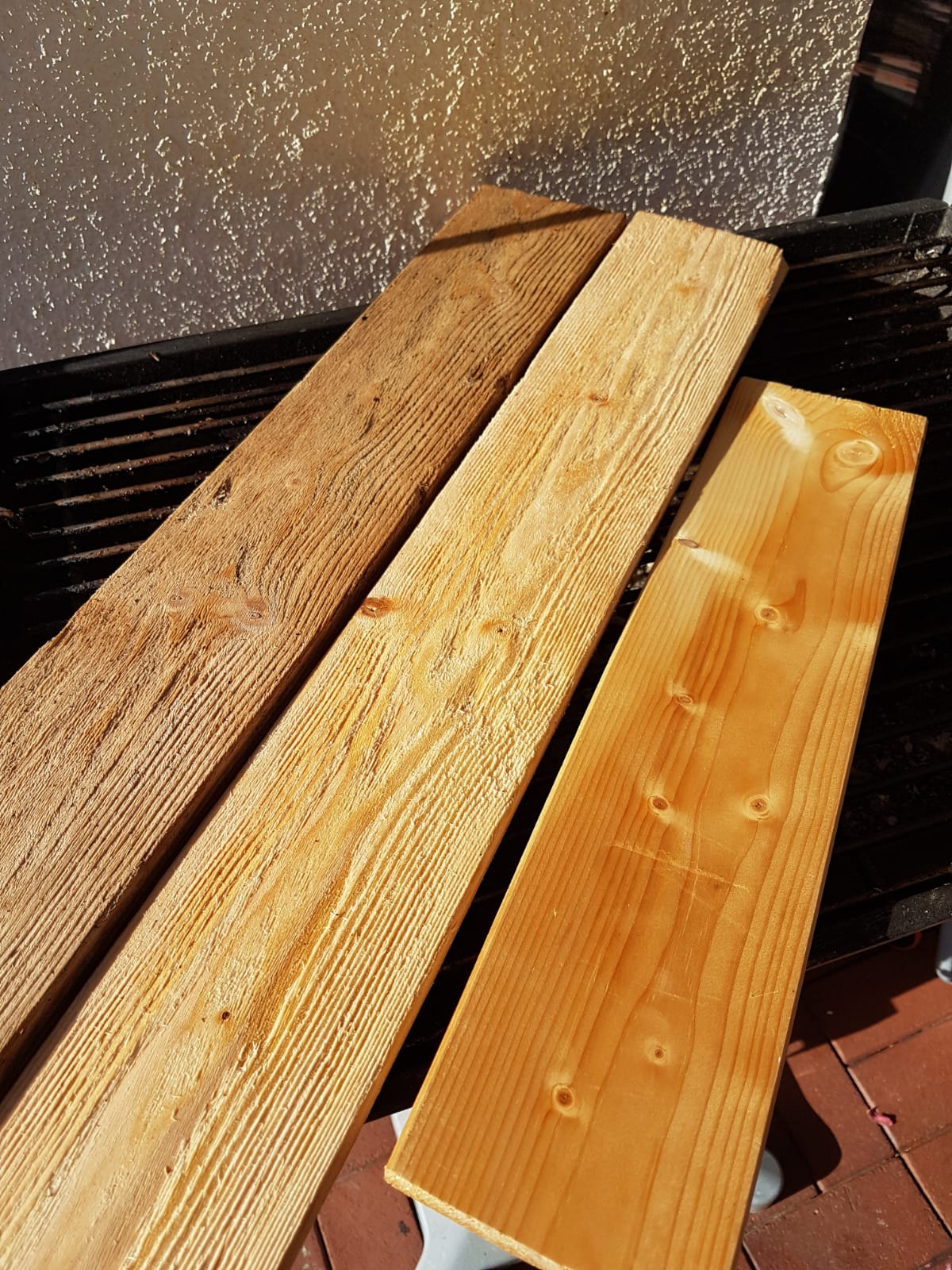 Holzbehandlung mit selbst hergestellter Beize. Es ist ganz einfach, Beize selber herzustellen.