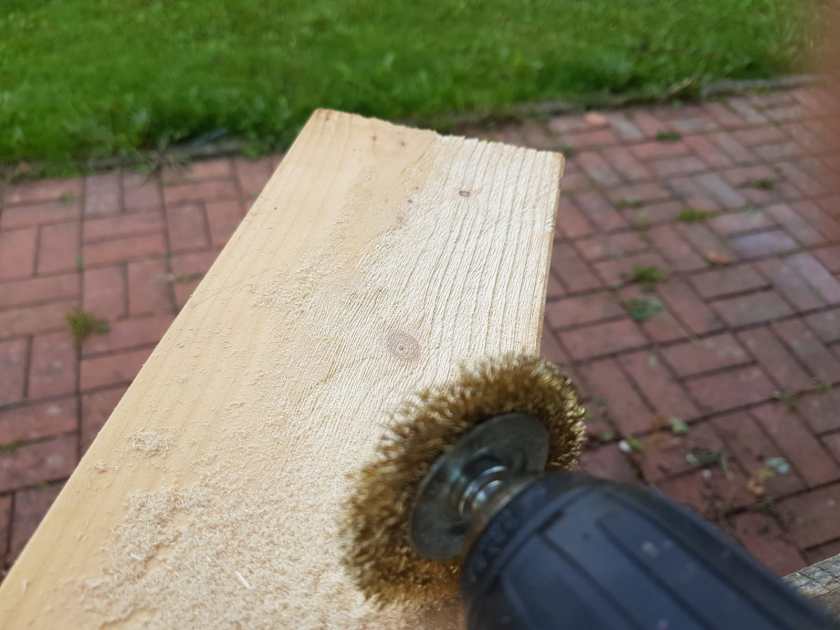 DIY Bad Salzuflen Elkenbreder Weg Bielefeld Holz bearbeiten Messingbürste Oberfläche Struktur Holzbearbeitung upcycling auf alt trimmen Scheunenholz barn wood