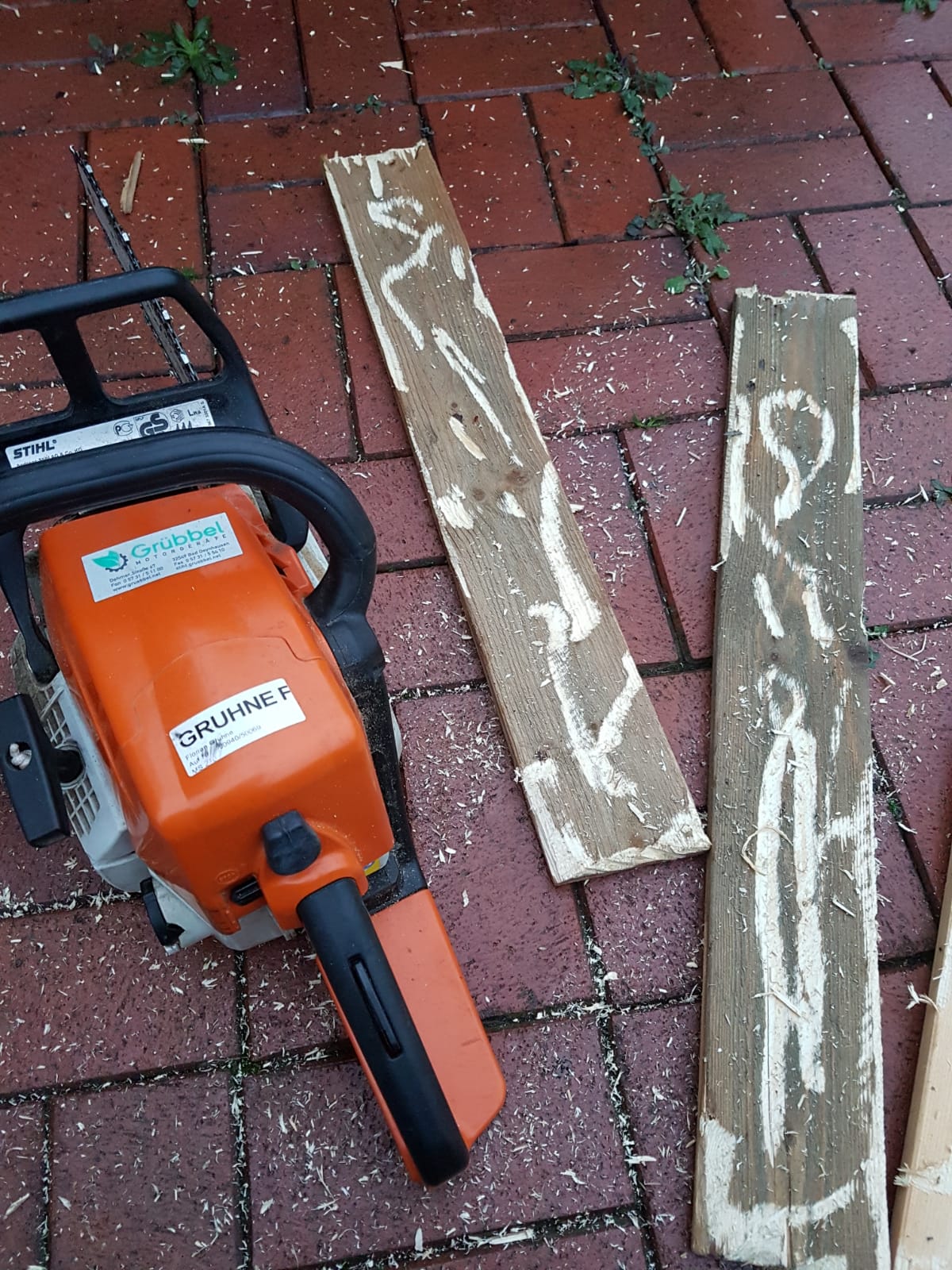 Holz nach der Bearbeitung mit der Kettensäge. 