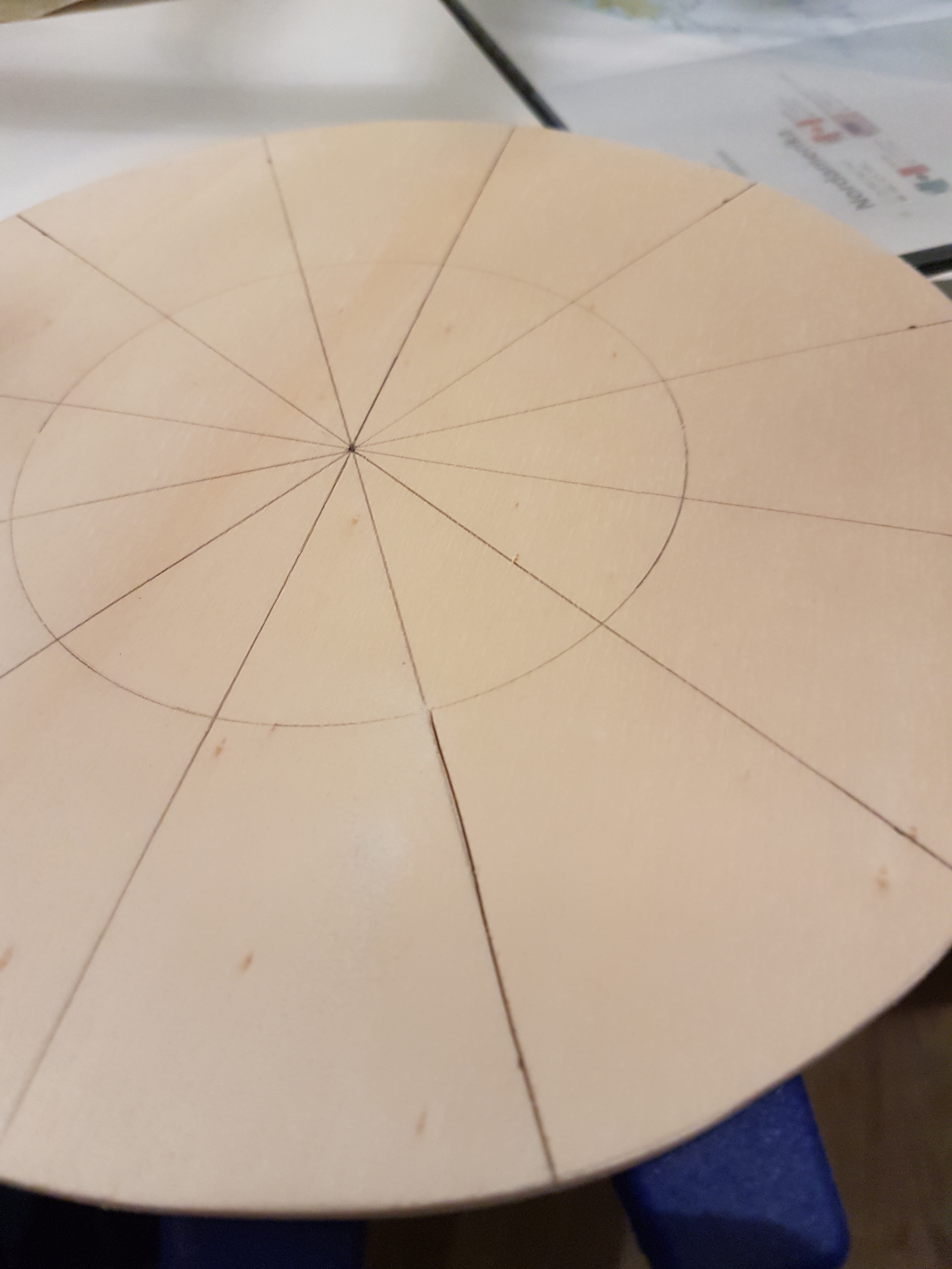 DIY UHR die Schnitte sind mit Bleistift aufgemalt.