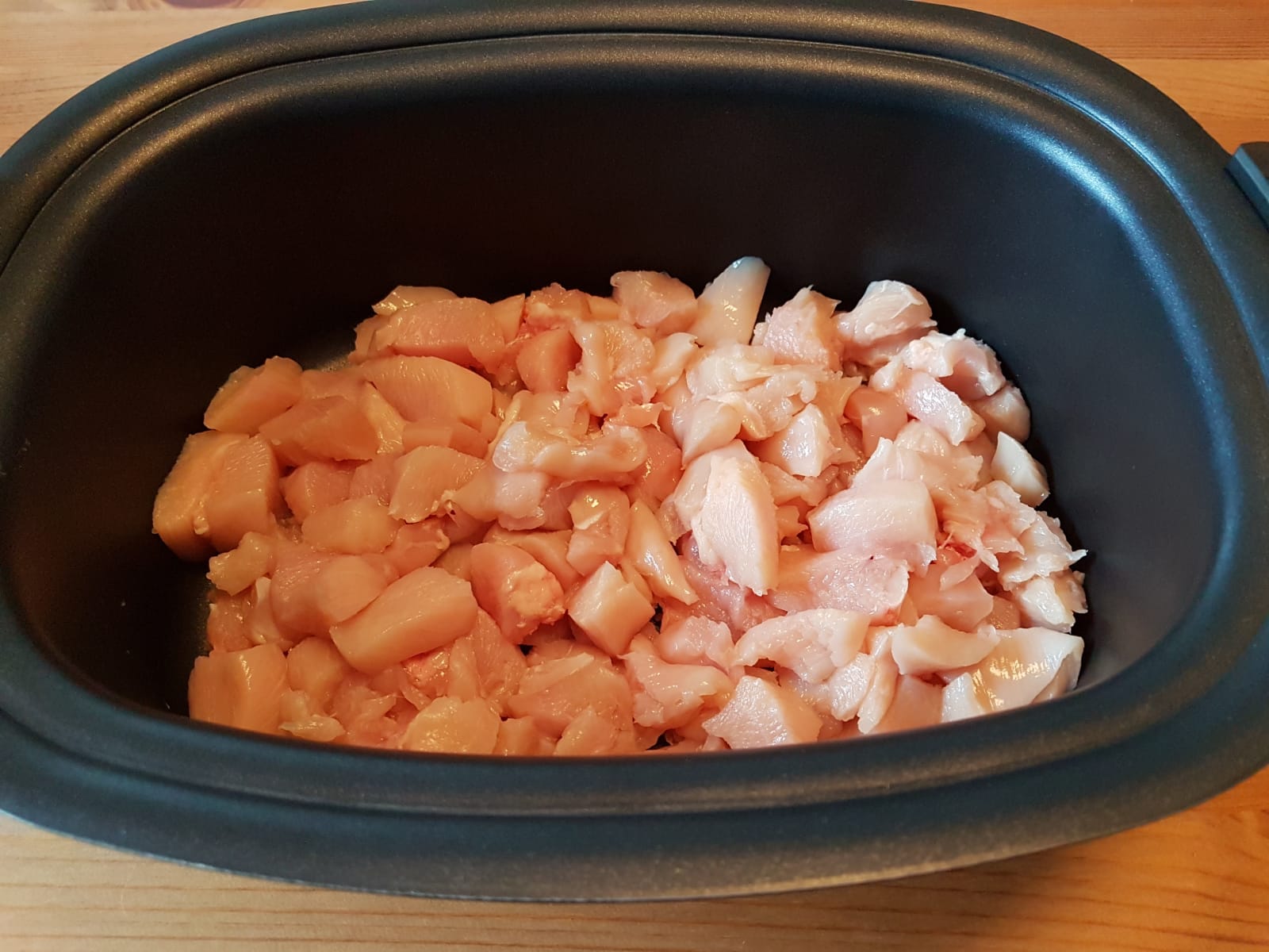 Hähnchen für das Curry im Slow Cooker vorbereitet