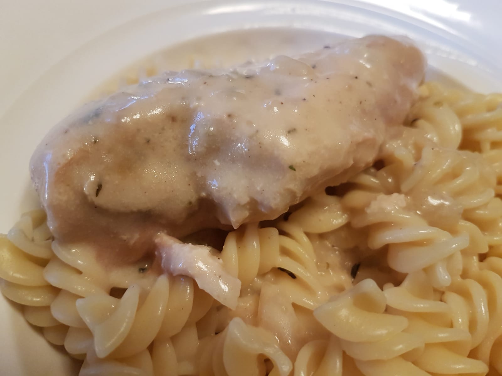 Leckeres cremiges Zitronen-Butter-Hähnchen mit Nudeln aus dem Slow Cooker. Schmeckt frisch und lecker!