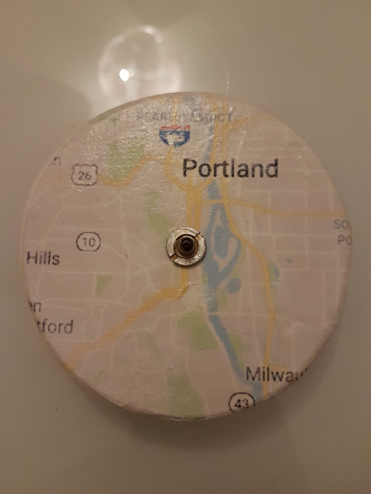 Das Innenteil der Uhr, das Uhrwerk ist montiert. 