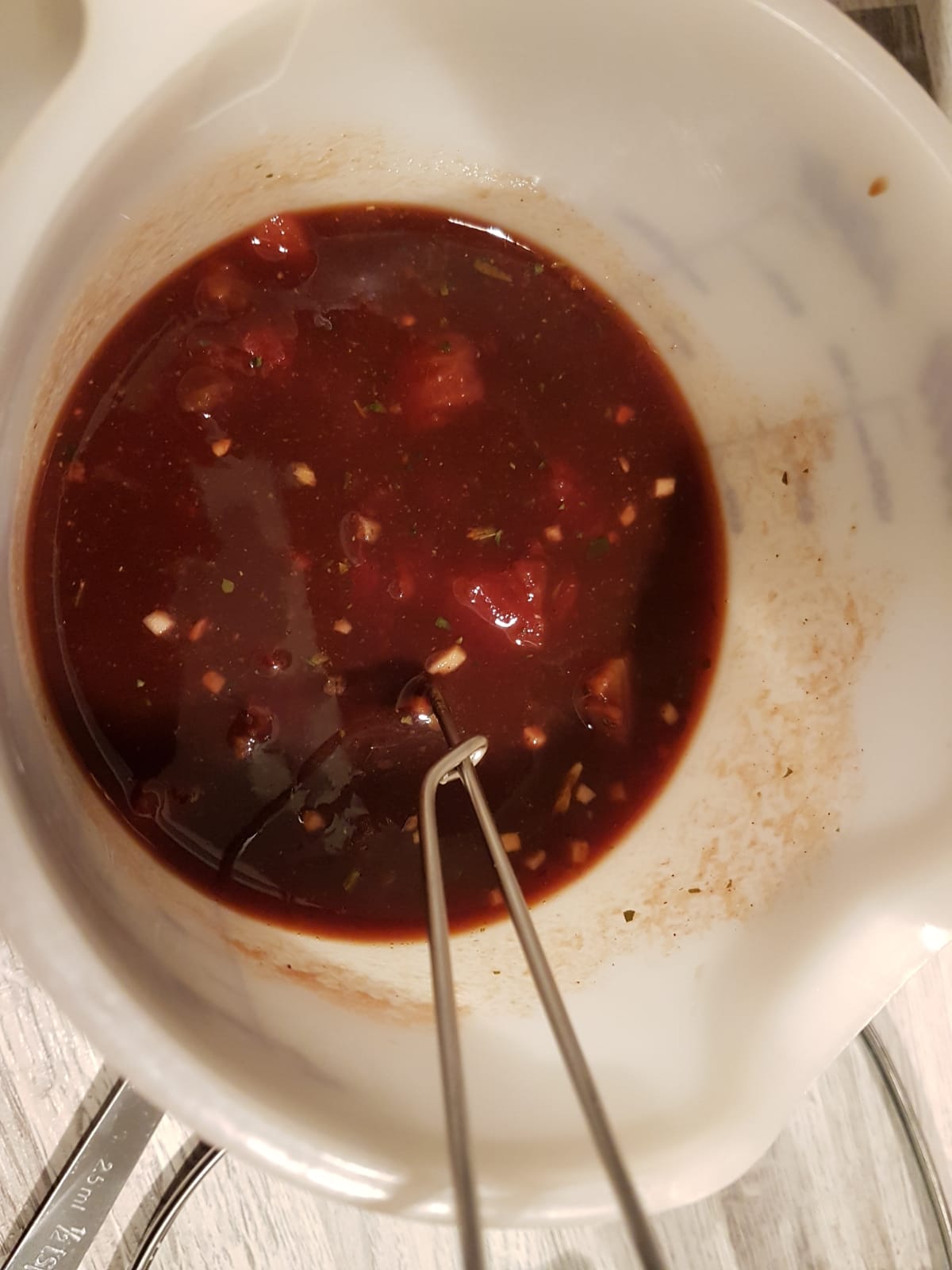 Alle anderen Zutaten, bis auf die Petersilie, zu einer Soße zusammenrühren und in den Slow Cooker geben
