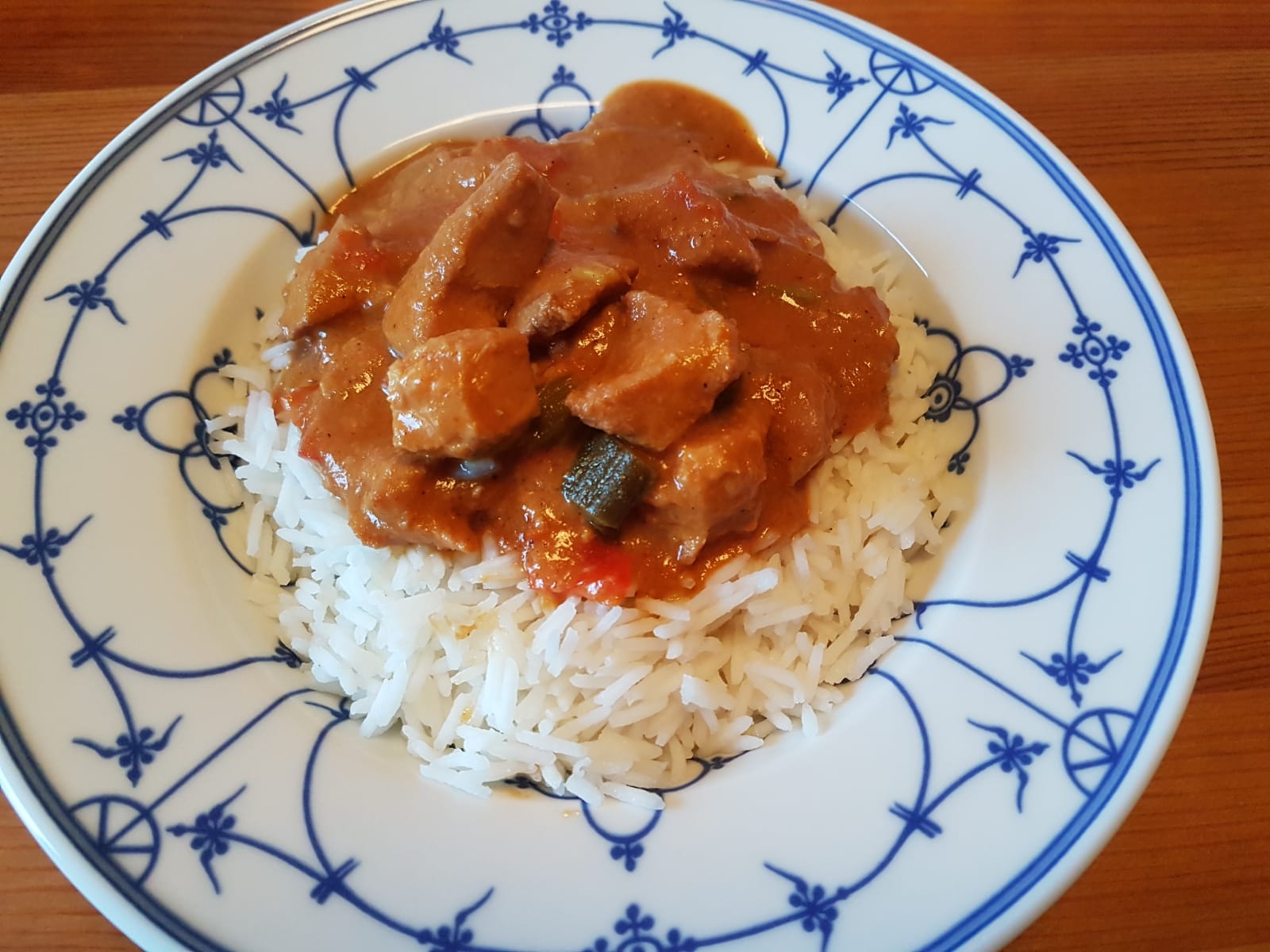Asiatisches Chili Erdnuss Hähnchen aus dem Slow Cooker fertig, auf Reis serviert.
