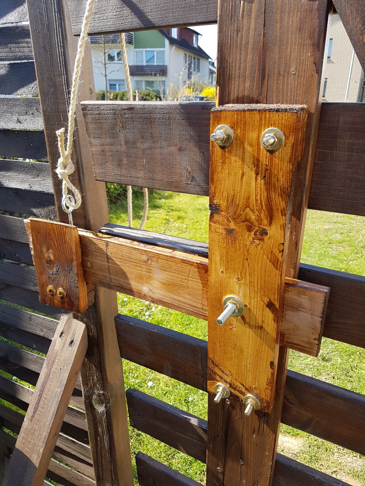 Selbstgebauter Riegel Verschluss für das Gartentor. 