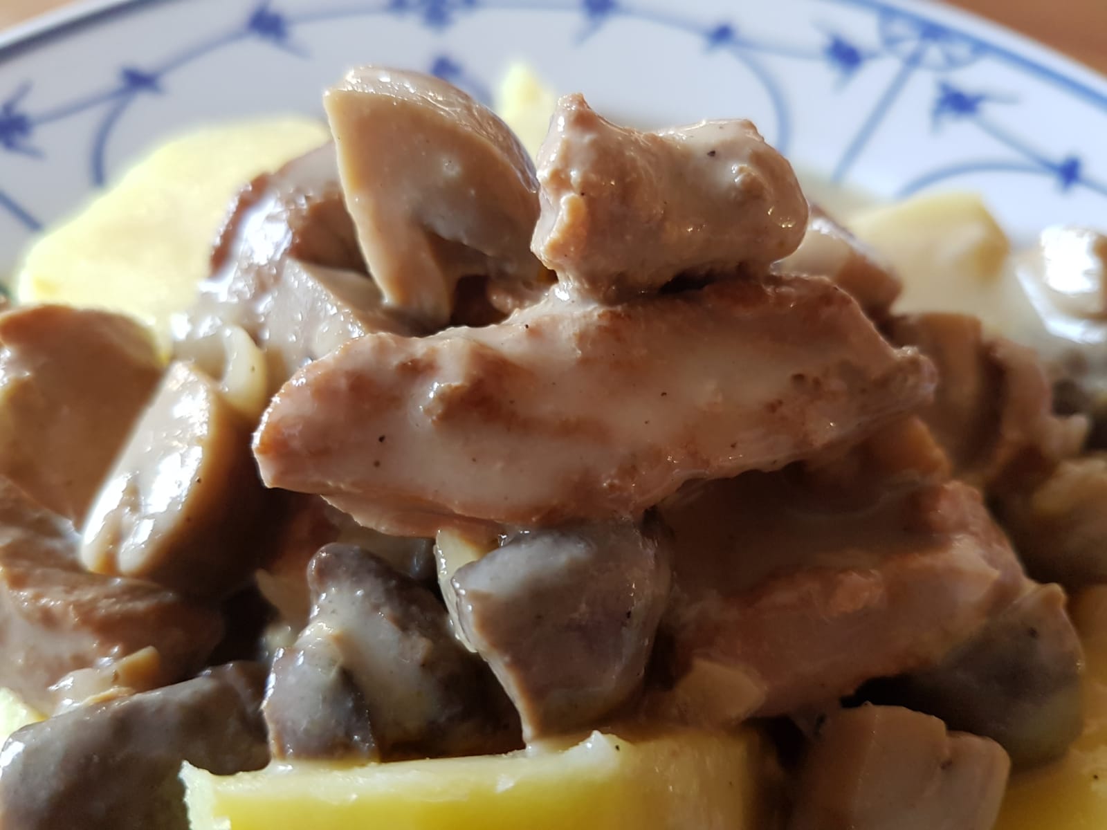 cremiges Schweinegeschnetzeltes aus dem Slow Cooker. Gelingt auch allen, die nicht kochen können. Einfach und leicht zubereitet, mega lecker.