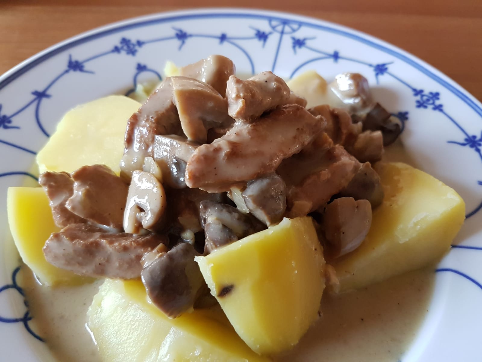 cremiges Schweingeschnetzeltes auf Kartoffeln aus dem Slow Cooker