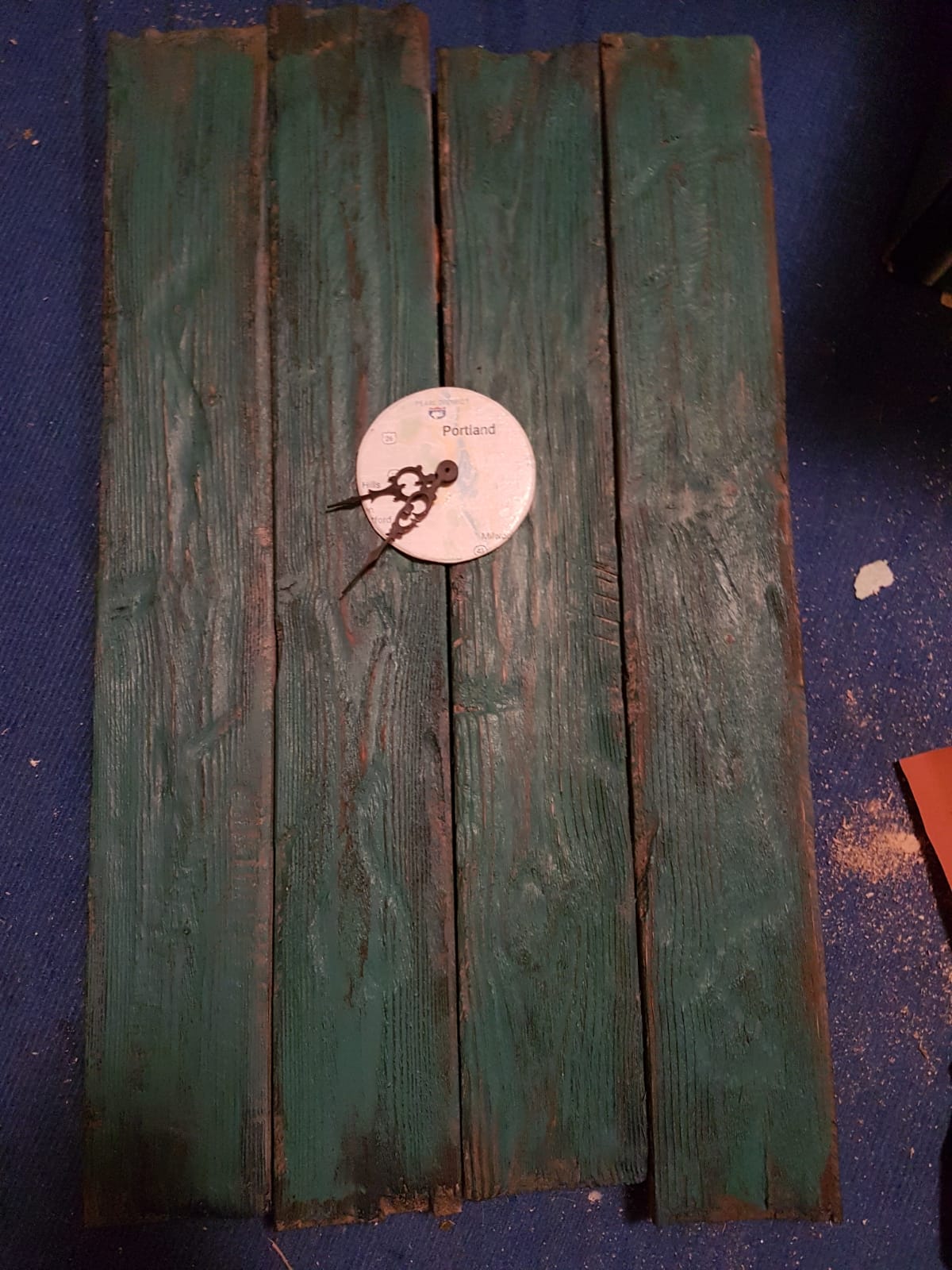 Das Uhrwerk eingesetzt in die Holz Bretterwand. 