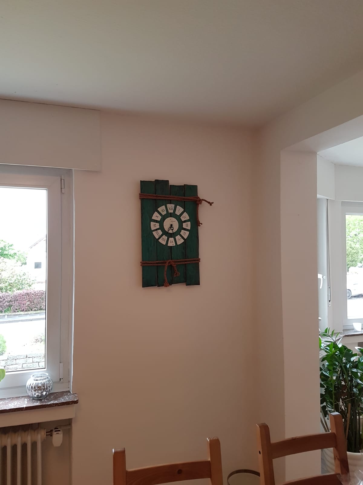 Uhr als Wohnungsdeko, Blickfang im Wohnzimmer. Ein selbstgebauter Eye-Catcher