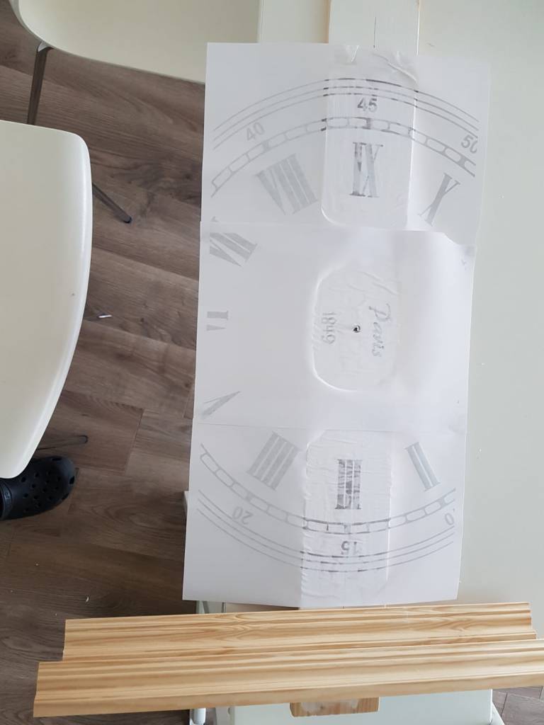 Das Bild der Wanduhr mit Foto Transfer Potch auf das Holz aufgeklebt.