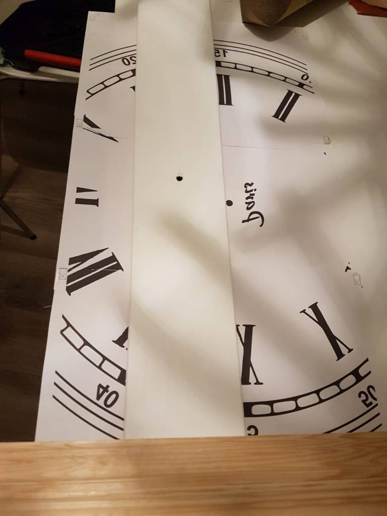 Das weiß lackierte Brett und der gespiegelte Ausdruck in Originalgröße. 