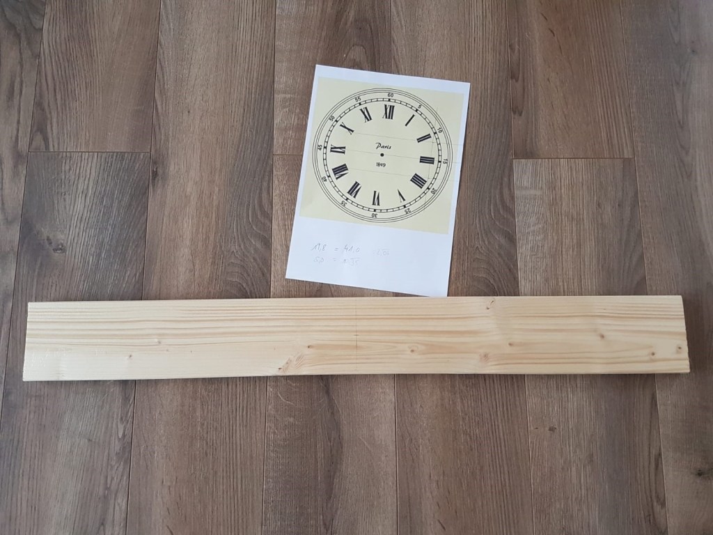 Das Design der Wanduhr und das Holzbrett. So baust du dir eine coole Wanduhr als Blickfang für das Wohnzimmer selber.