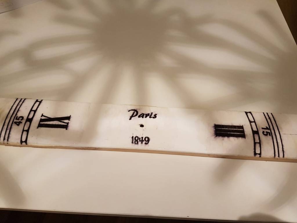 Auf dem Weg zur Einrichtungsidee. Eine selbstgebaute Uhr als Blickfang für das Wohnzimmer