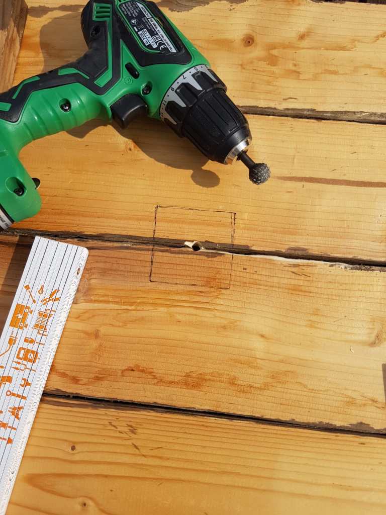 Der Platz für das Uhrwerk wird ausgefräst, die DIY Sylt Uhr entwickelt sich langsam 