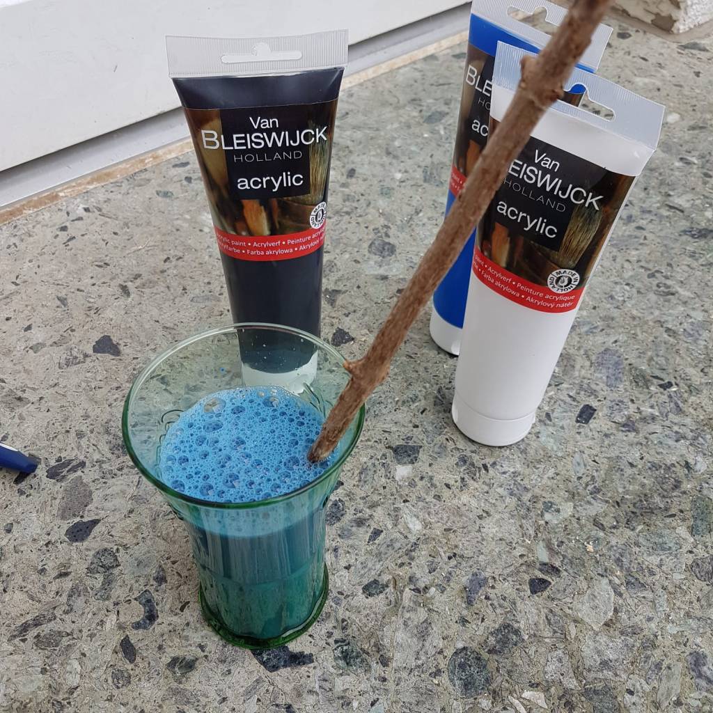 Die Altholz Bretter bekommen noch etwas Farbe, damit die Sylt Uhr leicht bläulich schimmert.