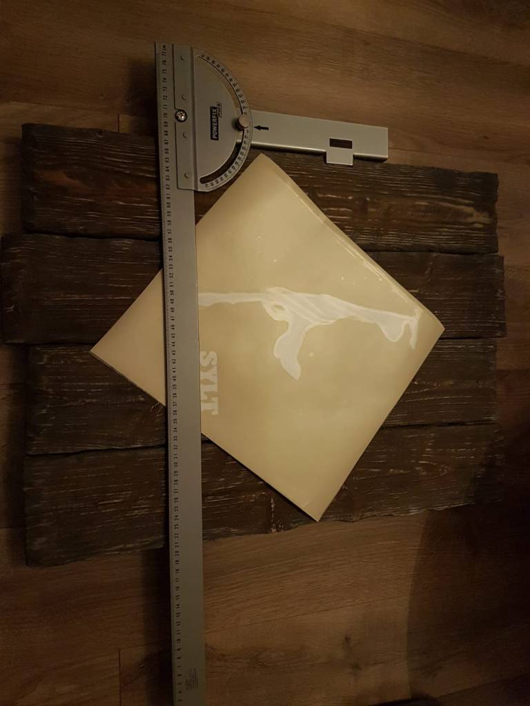 Die Spritzvorlage wird auf den Bretter für die Sylt Wanduhr ausgerichtet. DIY Blog Elkenbrederweg Bad Salzuflen