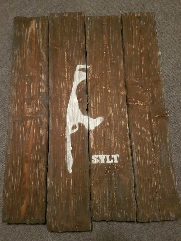 Die Insel Sylt fertig auf das Scheunenholz aufgesprüht. Die DIY Wanduhr nimmt Formen an.