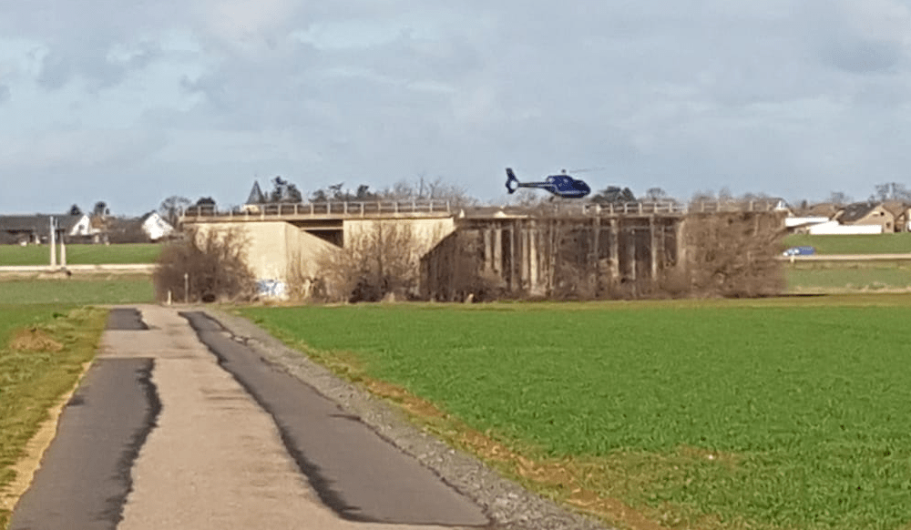so da Brücke Euskirchen mit gelandetem Hubschrauber. 