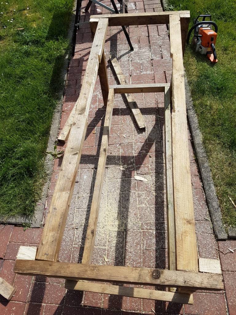 Eine Schlammküche für Kinder selber bauen Bild Untergestell