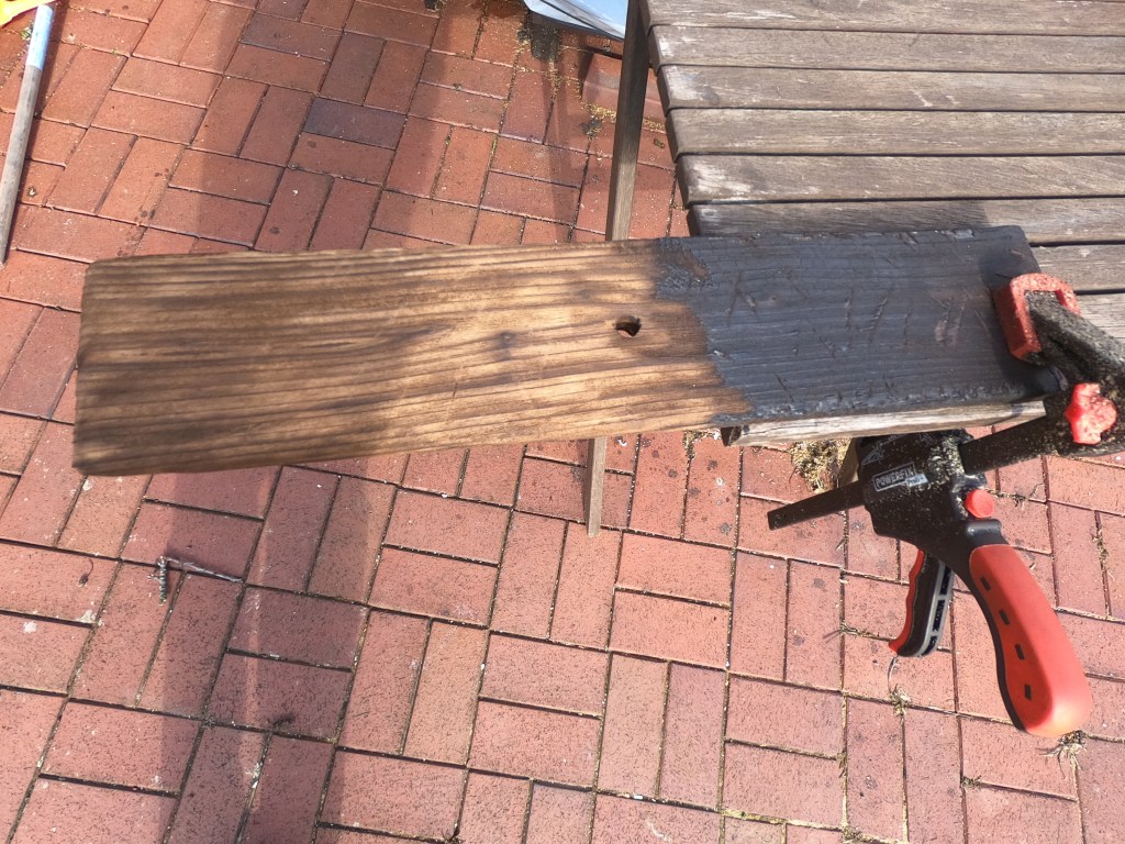 Holz künstlich altern lassen mit Feuer.   So kannst du ganz einfach Holz auf alt trimmen. Mit Brenner und Messingbürste