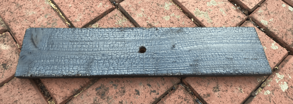 Holz altern lassen. Das Holz mit Feuer auf 'alt' getrimmt.  Das Holzstück mit dem Brenner knusprig schwarz braten. KUHLENBIEKE.blog