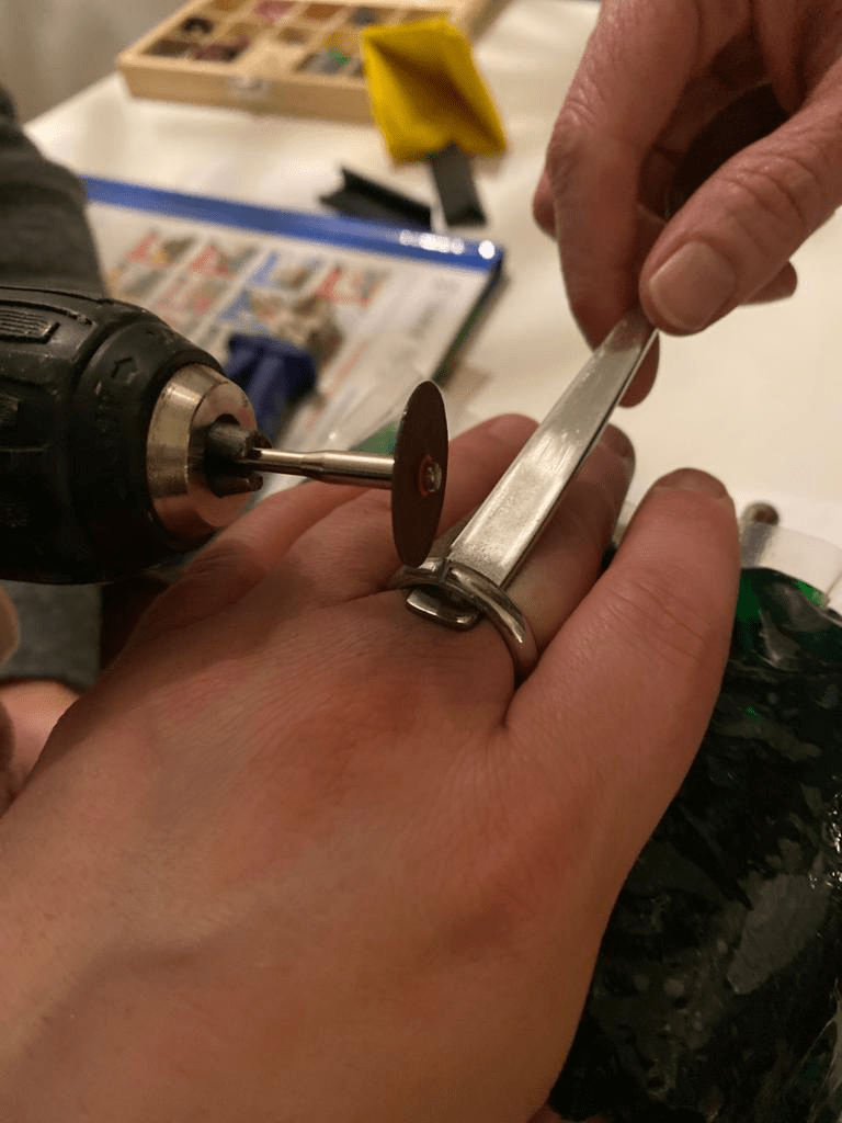 Ring vom Finger abmachen