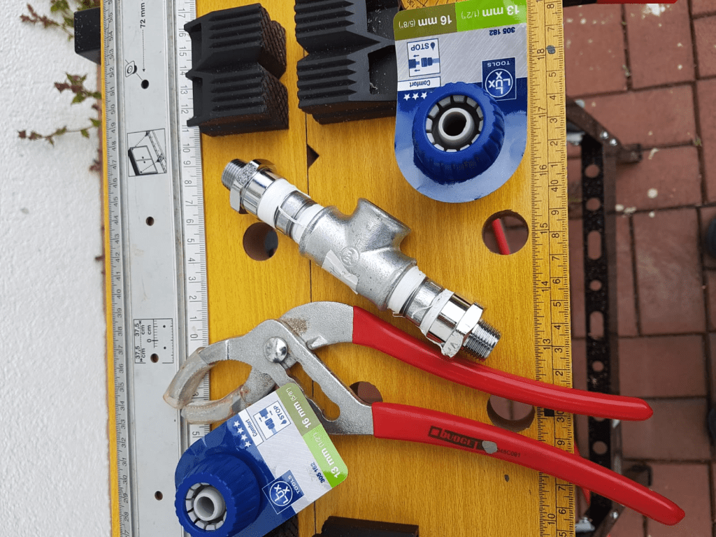 Benötigte Teile für den Wasseranschluss der Schlammküche