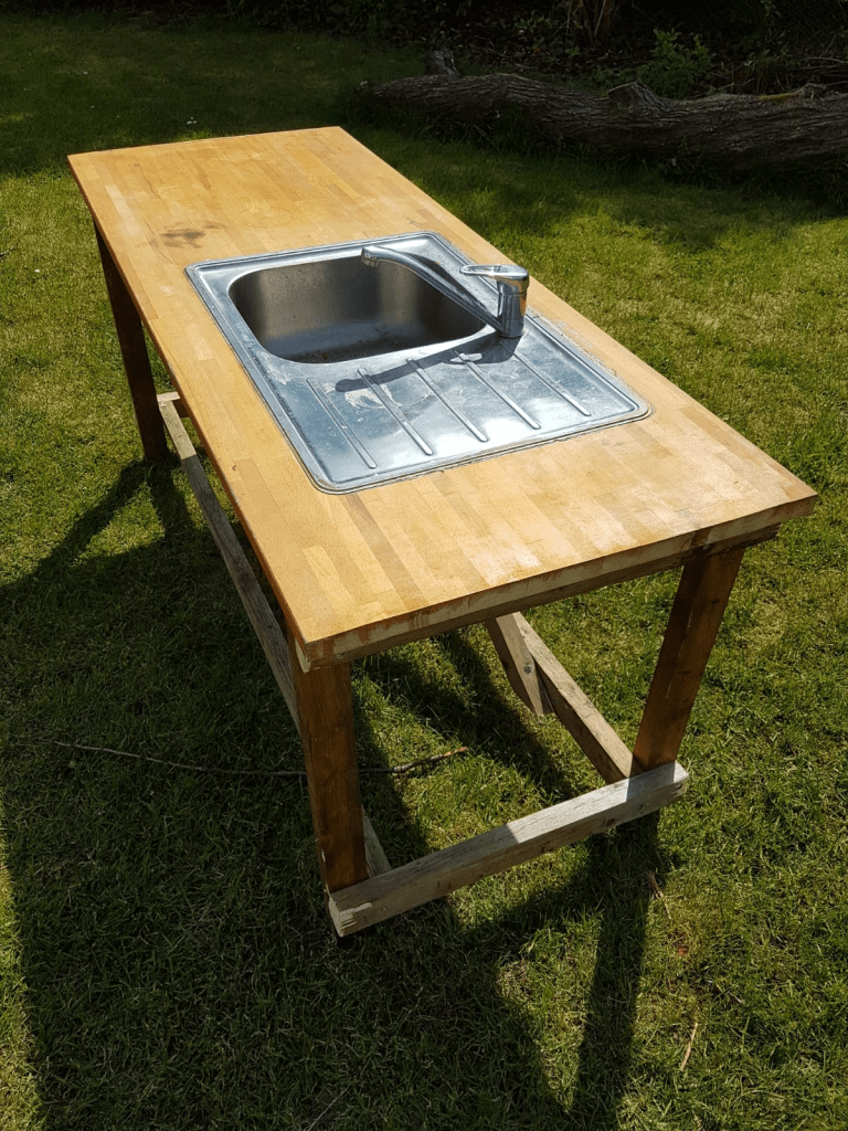 Die fast fertige Matschküche für Kinder selbst gebaut