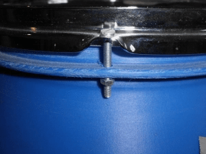 Das Fell wird auf der Regentonnentrommel befestigt DIY Blog Kuhlenbieke