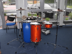 Regentonnentrommel integriert in ein Standschlagzeug