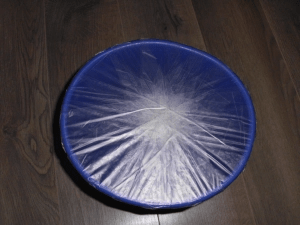 Wie du aus einem Plastikeimer und Paketband schnell und einfach eine Trommel für Kinder&nbsp;baust