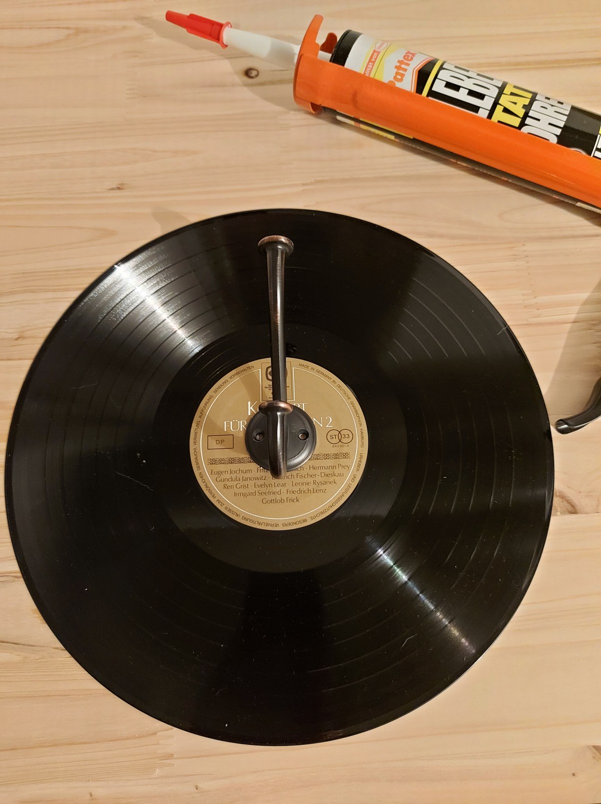 Eine Schallplatte wird zum&nbsp;Kleiderhaken