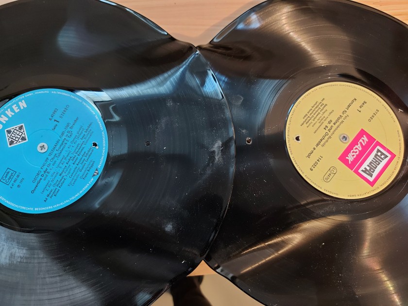 2 Schallplatten werden zur Garderobe