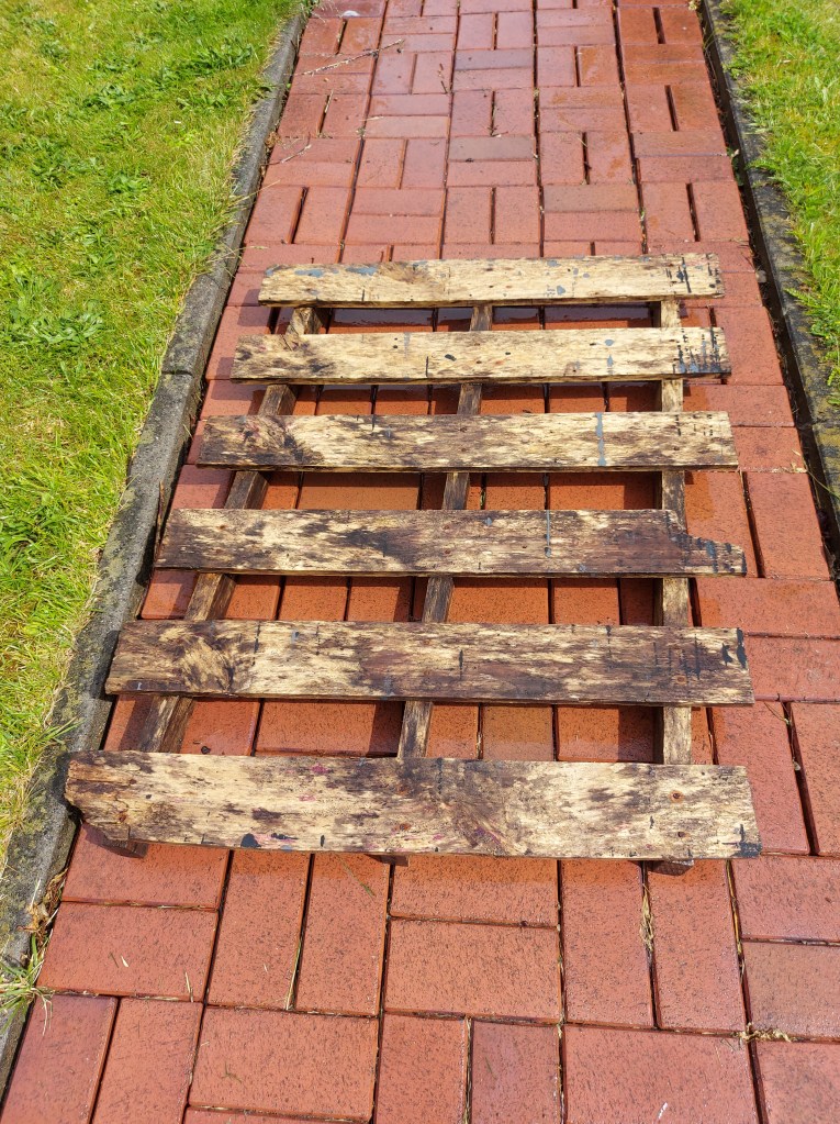 Einwegpalette wird zum Möbelstück