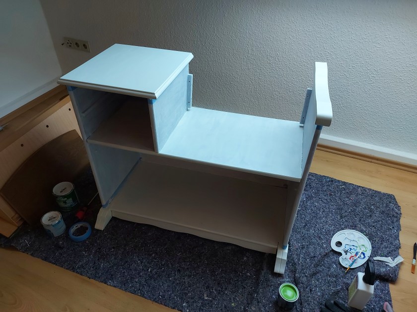 Upcycling - nach dem Grundieren kommt das Lackieren