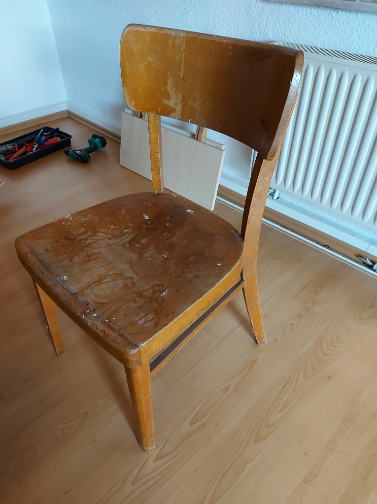 alter Stuhl bekommt neuen Glanz