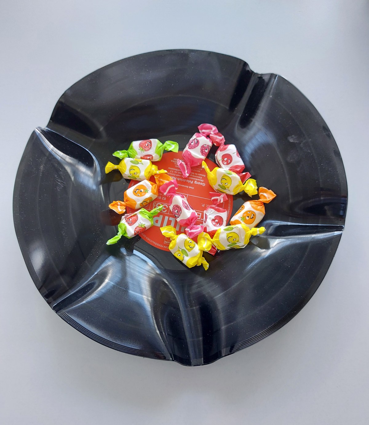 Eine Schale für Chips oder Süßigkeiten aus einer&nbsp;Schallplatte