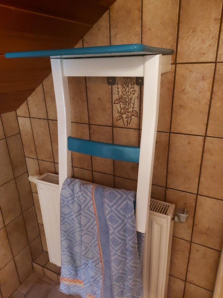 Handtuchhalter aus Stuhl - DIY Upcycling