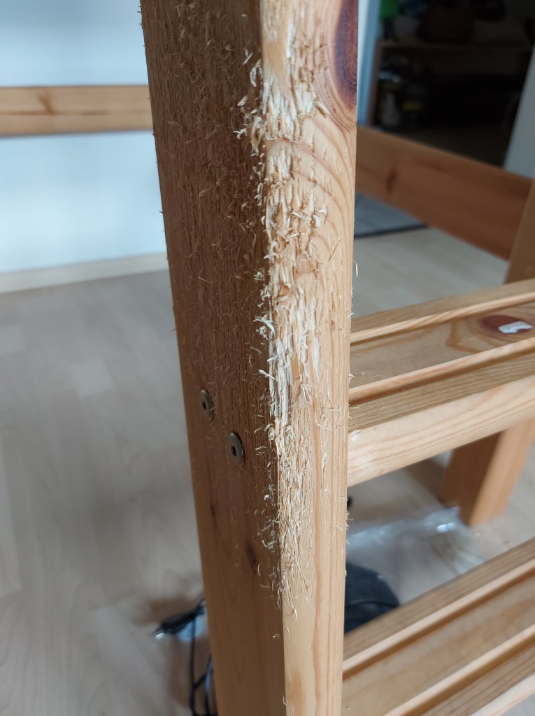 Der Kate hat ganze Arbeit geleistet, das Hochbett Möbel ist total zerkratzt von der Katze