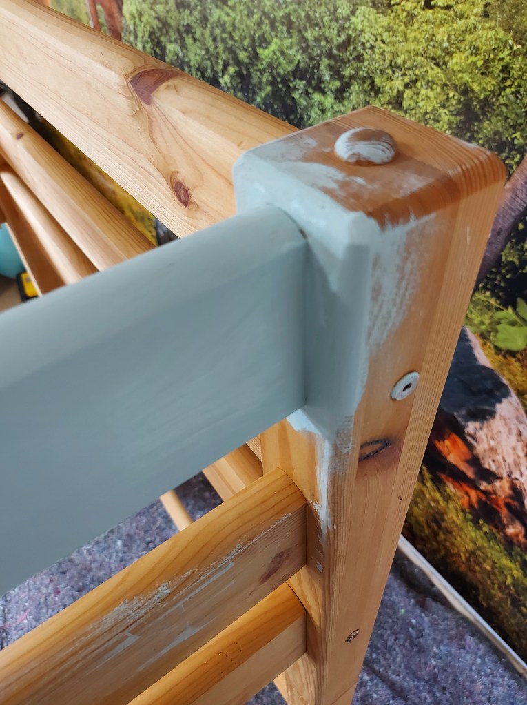 Hochbett wird mit Kreidefarbe gestrichen