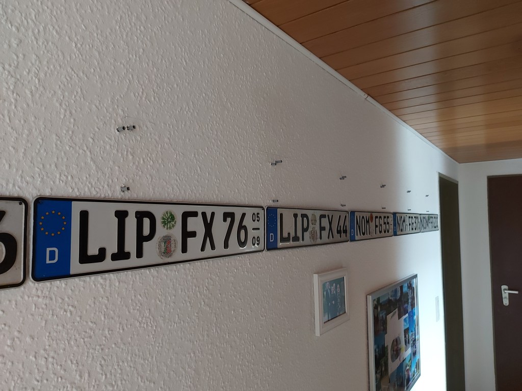 Löcher sind gebohrt, Dübel gesteckt