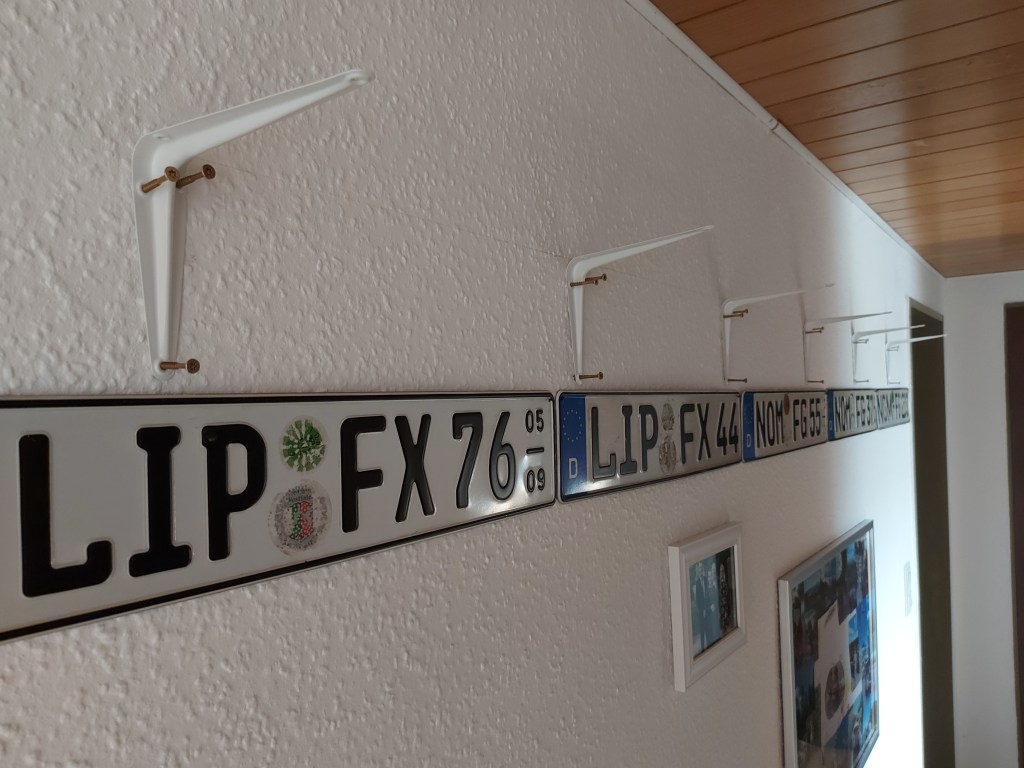 Bücherregal selber bauen: die Winkel sind an der Wand montiert