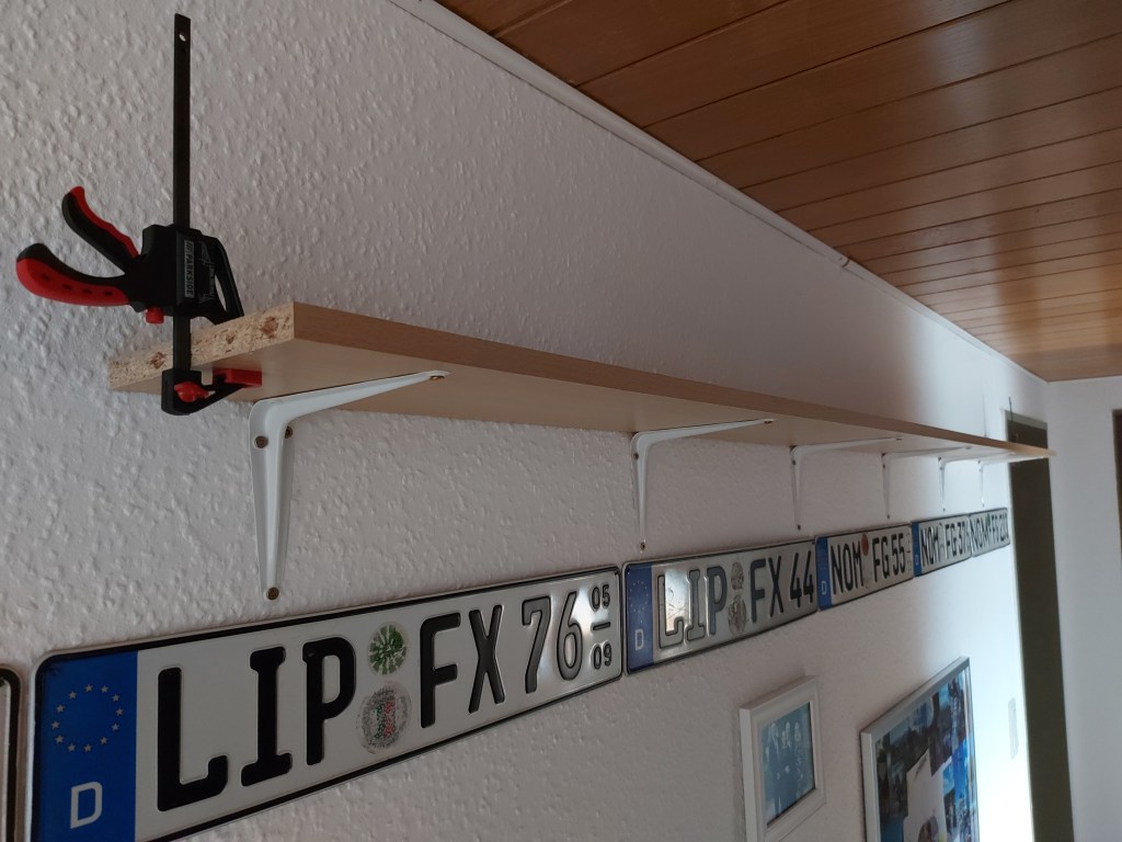 einfaches Bücherregal selber gebaut: Die Bretter sind an der Wand und vormontiert