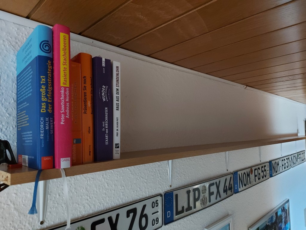 Bücherregal ohne Farbe