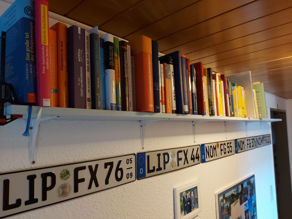 Bücherregal fertig an der Wand